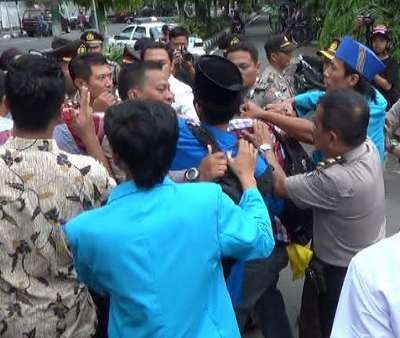 Dua Mahasiswa Diamankan dan Pingsan Saat Peringati Hari Anti Korupsi