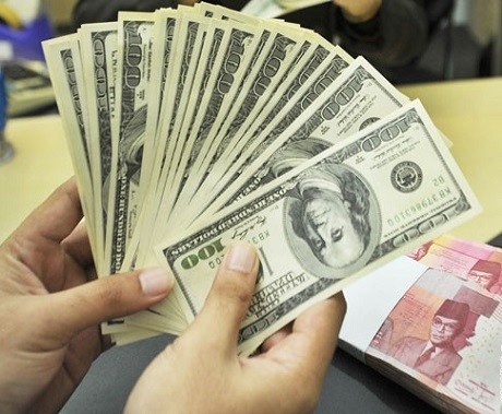 Rupiah Terpuruk Tapi Bukan yang Terburuk Rupiah Terpuruk Tapi Bukan yang Terburuk