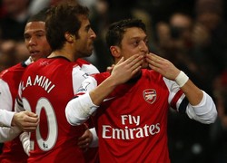 Mesut Oezil lebih dulu membuat Arsenal memimpin lewat gol yang dia lesakkan di menit 80. REUTERS/Andrew Winning.