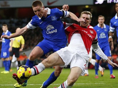 Arsenal Diimbangi Everton
