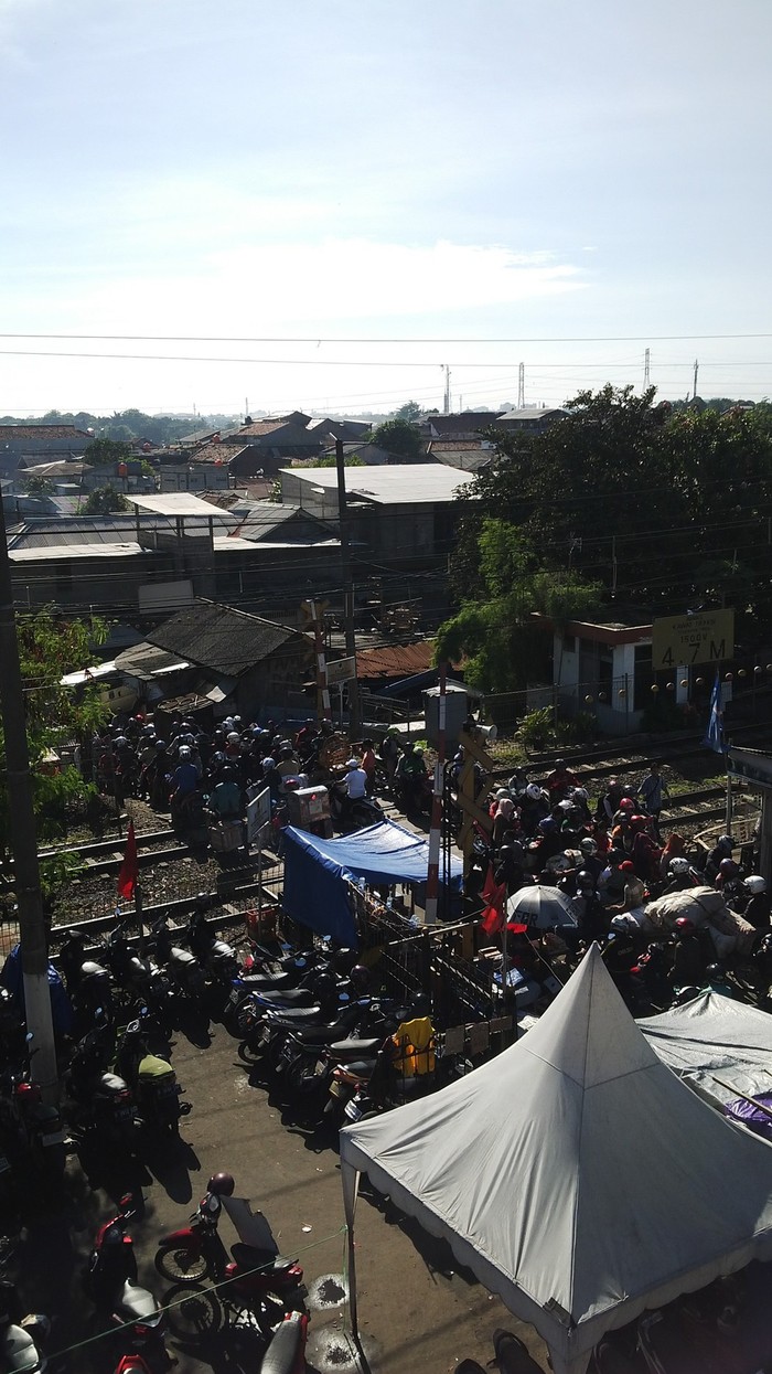 Kadang Kereta Harus Berhenti di Perlintasan Pasar Minggu Agar Motor Lewat