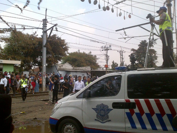 Olah TKP Kecelakaan KRL vs Truk BBM, Warga Masih Berkerumun