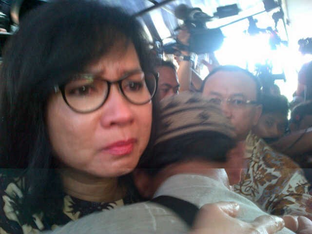 Dirut Pertamina Menangis Melayat Jasad Korban di RS Polri