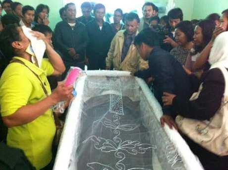 Tangis Keluarga Pecah Saat Natali Dibawa ke Rumah Duka