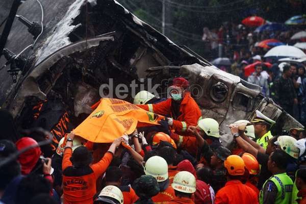 4 Jenazah Korban Kecelakaan KRL Maut Dibawa Keluarga Tinggalkan RS Polri