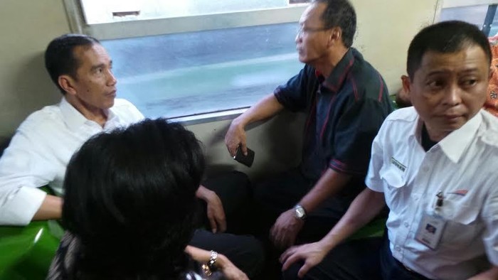 Di Atas Kereta, Jokowi dan Dirut PT KAI Bahas Fly Over-Underpass