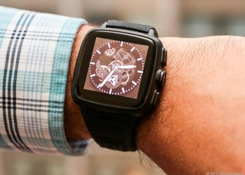 Omate TrueSmart memiliki layar 1,54 inci. Tak hanya sebagai penghias tangan, namun juga dapat berfungsi sebagai alat komunikasi. (kredit foto: cnet)