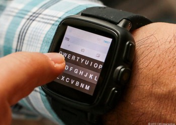 Dengan satu jari saja sudah dapat mengetik di layar jam tangan ini, tapi sepertinya akan membutuhkan banyak kesabaran untuk melakukannya. (kredit foto: cnet)