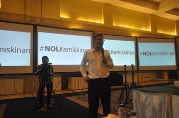 Budiman Sudjatmiko juga menyampaikan visi Nol Kemiskinan, yaitu cukup sandang, pangan, papan untuk Indonesia.