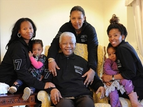 Saat-saat Terakhir Mandela Dihabiskan Bersama Anak dan Cucunya