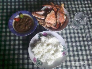 Serunya Berburu Kepiting Laut di Pulau Bangka