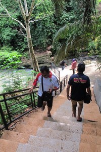 Dari Kota Lubuklinggau, perjalanan ke air terjun Temam sejauh 2,1 km saja. Lalu, Anda bakal menuruni 98 anak tangga untuk tiba di depan air terjunnya (Afif/detikTravel)