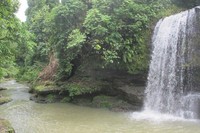 Di bawah air terjun Temam terdapat kolam alami sedalam 4 meter. Biasanya, anak-anak kecil di sana suka melompat dari atas air terjun ke dalam kolamnya. Byur! (Afif/detikTravel)