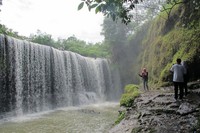 Anda bisa memandangi Air Terjun Temam dari seberang kolam alami yang ada di bawahnya. Dari sana saja, badan Anda akan basah terkena cipratan airnya yang deras (Afif/detikTravel)