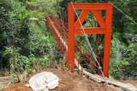 Sebuah jembatan berwarna merah sedang disiapkan di dekat air terjun temam. Dari jembatan itu, nantinya wisatawan bisa melihat Air Terjun Temam dari atas ketinggian (Afif/detikTravel)