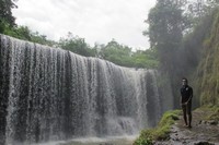 Wajib rasanya Anda berfoto dengan latar Air Terjun Temam saat melancong ke sana. Selamat berpose dengan air terjun Niagara ala Sumatera Selatan (Afif/detikTravel)