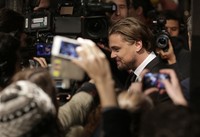 Tiba di lokasi acara, Leonardo DiCaprio langsung menjadi sorotan. REUTERS/Jacky Naegelen.