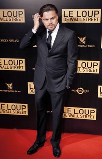 Aktor berusia 39 tahun itu tampak necis dalam balutan jas hitam. Patrick Kovarik/AFP.