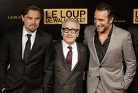 Sutradara Martin Scorsese dan aktor asal Prancis Jean Dujardin bergabung bersama Leonardo DiCaprio untuk berfoto bersama. REUTERS/Jacky Naegelen.