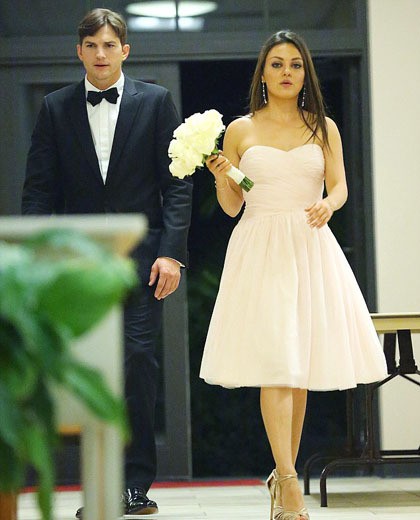 Mantan suami aktris Demi Moore tersebut terlihat mengenakan setelan jas hitam, kemeja putih, dasi kupu-kupu hitam dan sepatu pantofel kulit mengilap. rambutnya rapih dibelah tengah dan dibiarkan sedikit terurai. Sedangkan aktris yang membintangi Film Oz, The Great & Powerful tersebut mengenakan gaun strapless warna kuning sampanye. Rambutnya juga dibelah tengah dan tergerai lepas.