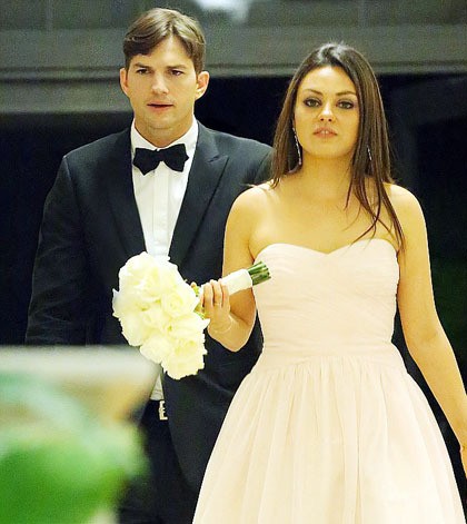 Ternyata mereka sedang menghadiri pernikahan kakak Mila yang bernama Michael di gereja St Peters, Florida, Amerika. Mila dan Ashton di hari spesial itu diminta khusus untuk menjadi pengiring pengantin pria dan wanita. Kakaknya akan menikahi seorang balerina bernama Alexandra Blacker, Sabtu (7/12/2013).