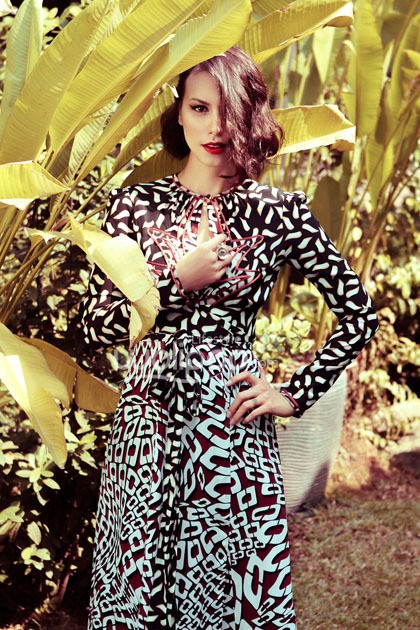 Red lipstick yang dipadukan dengan dress bernuansa hitam membuat penampilan Sophia tampak glamour. Dalam foto ini, ia mengenakan printed dress lengan panjang dengan cut out pada bagian dada dari Diane Von Furstenberg (DVF). Ia tampak cantik dan stylish.