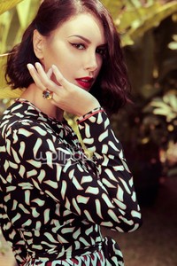 Tampil glamour dengan lipstik merah dan riasan cat eye. Riasan wajah ini lebih cocok digunakan ketika menghadiri acara pesta atau formal malam hari.