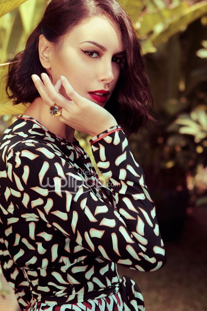 Tampil glamour dengan lipstik merah dan riasan cat eye. Riasan wajah ini lebih cocok digunakan ketika menghadiri acara pesta atau formal malam hari.