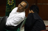 Deddy Kusdinar berbincang penasehat hukumnya sambil mendengarkan kesaksian Agus Marto. Lamhot Aritonang/detikFoto.
