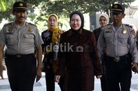 Atut datang ke KPK didampingi sejumlah stafnya. Lamhot Aritonang/detikFoto.