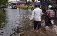 Genangan air dibeberapa titik mencapai 1 meter. Tak hanya itu saja, sejumlah sekolah juga harus diungsikan.