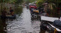 Aktivitas warga sebagian terpaksa menggunakan rakit yang terbuat dari ban bekas.