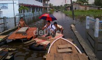 Banjir menyebabkan lalu lintas lumpuh.