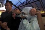 Isak Tangis Keluarga Korban Tabrakan KRL