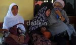 Isak Tangis Keluarga Korban Tabrakan KRL