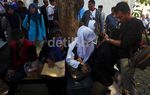 Isak Tangis Keluarga Korban Tabrakan KRL