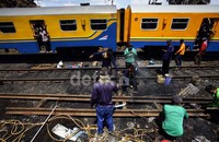 Petugas dari PT KAI terus memperbaiki jalur yang rusak akibat kecelakaan maut kemarin tersebut.