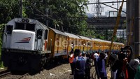 Jalur yang bisa dilalui baru satu jalur dari dua jalur. Penggunaan jalur juga bergantian.