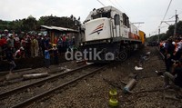 Lokasi kecelakaan tersebut masih jadi tontonan warga.