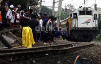 Para petugas juga terus mengebut pekerjaan lintasan di dua lajur tersebut.