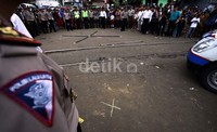 Olah TKP dilakukan di lokasi truk tertabrak hingga terseret kemudian terbakar.