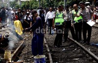 Saat oleh TKP digelar, petuga dari PT KAI juga terus melakukan perbaikan rel yang rusak.
