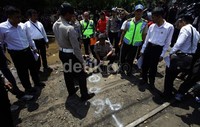 Olah TKP ini pun jadi tontonan warga.
