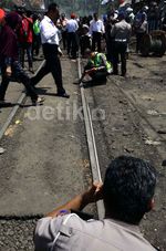 Olah TKP Kecelakaan KRL vs Truk BBM