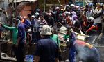 Lokasi Tabrakan KRL Jadi Tontonan Warga