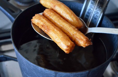 Yuk, Bikin Churros Renyah Gurih dengan Empat Langkah Mudah Ini