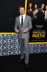 Di acara tersebut, Jeremy Renner terlihat necis dengan setelan jas abu-abu. Ilya S. Savenok/Getty Images/AFP.