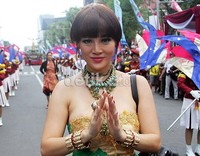 Ia berpose di tengah-tengah barisan Taruna Akpol yang sedang parade dengan marching band. Gus Mun/detikHOT.