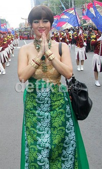 Dalam pawai tersebut, Fifie tampil dengan bustier berwarna emas yang dipadukan dengan kain berwarna hijau. Gus Mun/detikHOT.