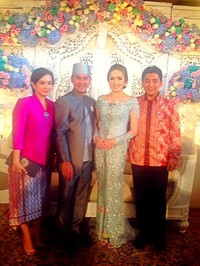     Sandy Arifin berfoto bersama kedua mempelai. (dok. detikHOT)